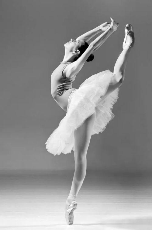 成人芭蕾女生考级视频,舞动青春，展现优雅风采