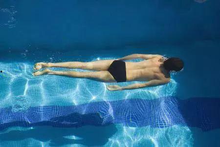 成人游泳长高的例子视频,揭秘游泳长高的神奇效果