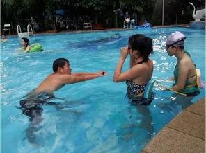 成人游泳外衣怎么穿视频,轻松掌握时尚泳装穿搭技巧