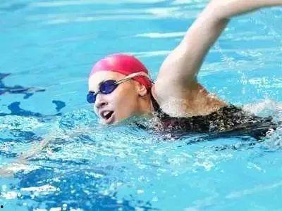 成人游泳外衣怎么穿视频,轻松掌握时尚泳装穿搭技巧